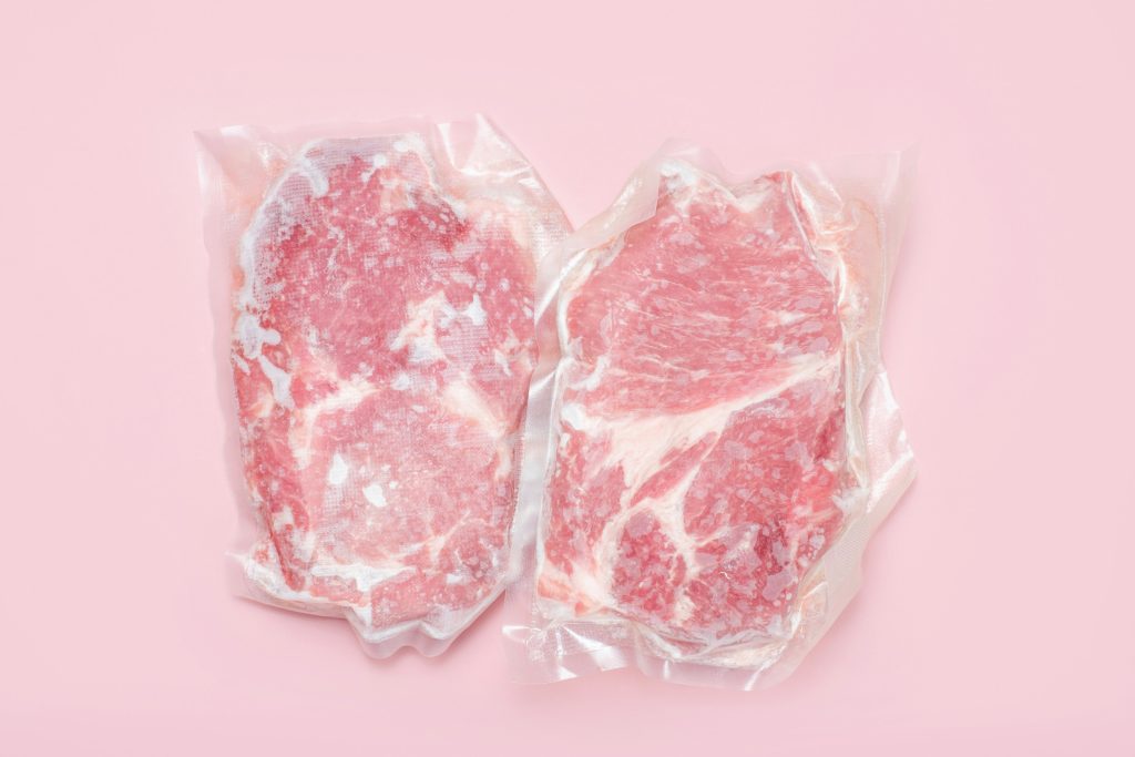 Το κόλπο για να ξεπαγώσετε το κρέας σε 15 λεπτά – Είναι όμως υγιεινό;