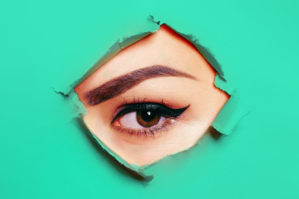 Πεσμένα βλέφαρα και κουκουλωτά μάτια; Το make-up hack που φτιάχνει το σχήμα