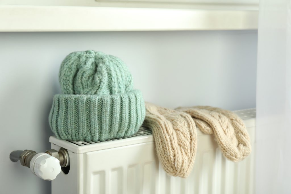 Πρέπει να στεγνώνουμε ρούχα στο καλοριφέρ του υπνοδωματίου; Τι προειδοποιεί ειδικός