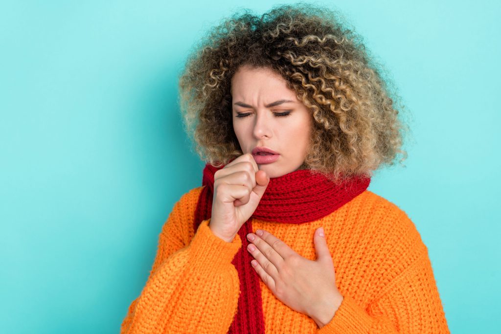 Ειδικός προειδοποιεί: «Αυτός ο βήχας σχετίζεται με COVID – Δεν είναι γρίπη ή κρυολόγημα»