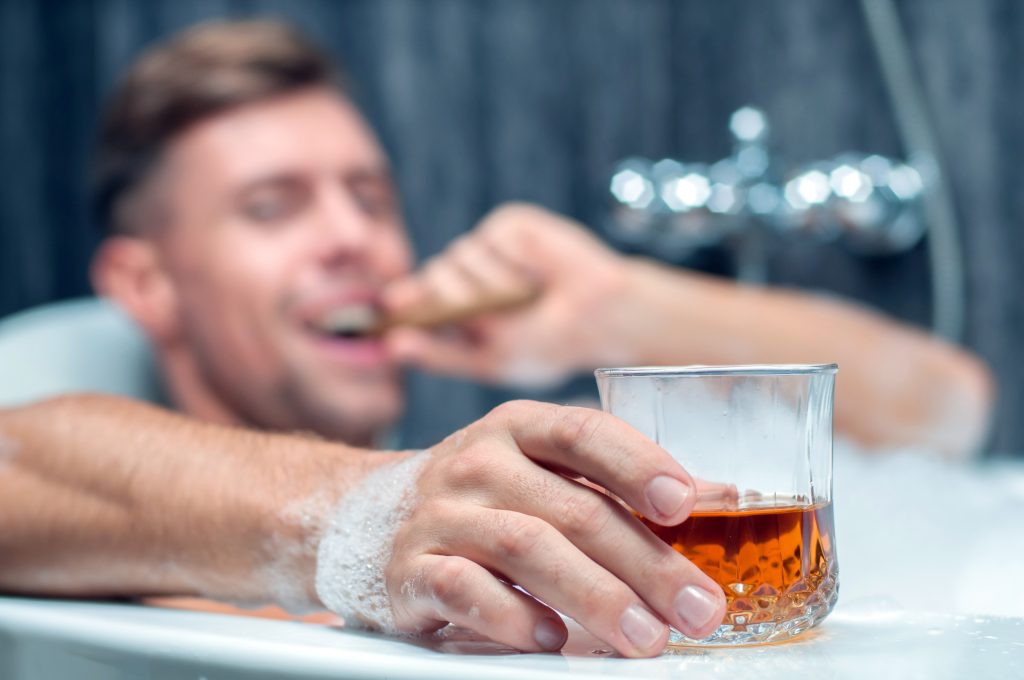 Whiskey d*ck: Πότε το αλκοόλ προκαλεί στυτική δυσλειτουργία – Πώς επηρεάζει και τις γυναίκες;