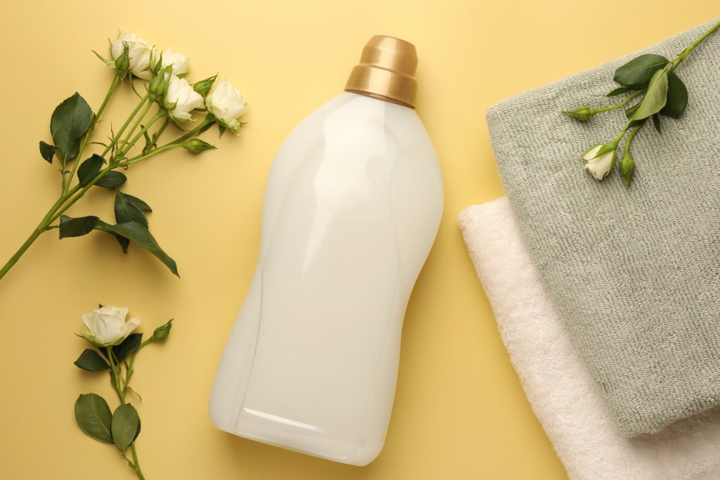 Το κόλπο με το μαλακτικό που θα διώξει την υγρασία από τα παράθυρα σας