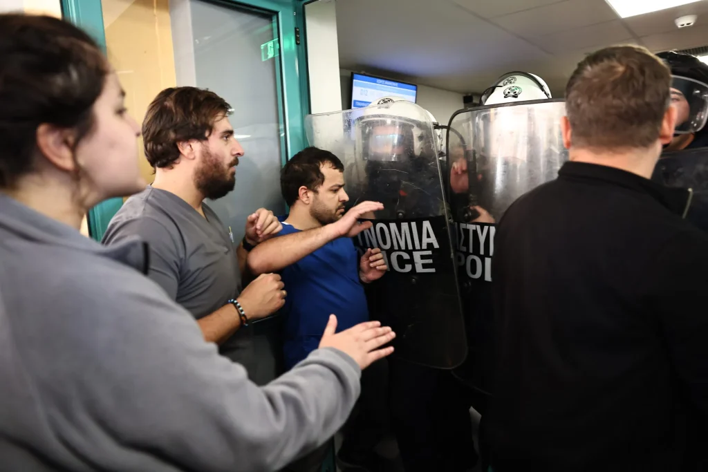 Ένταση στο Νοσοκομείο Νίκαιας κατά την επίσκεψη του Άδωνι Γεωργιάδη