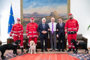 Ο Ελληνικός Ερυθρός Σταυρός ενισχύθηκε με δύο σκυλιά – διασώστες από τη Βουλή των Ελλήνων
