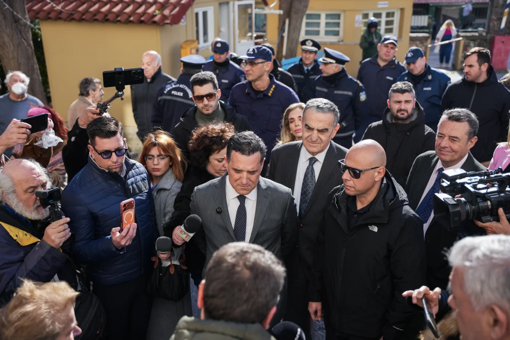 Ένταση και αντιδράσεις υγειονομικών κατά την επίσκεψη του Άδωνι Γεωργιάδη στο νοσοκομείο Μυτιλήνης