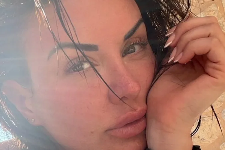 Όμορφη 40άρα που μοιάζει 20 χρόνια νεότερη αποκαλύπτει τα μυστικά της: «Βάζω μόνο μια κρέμα»