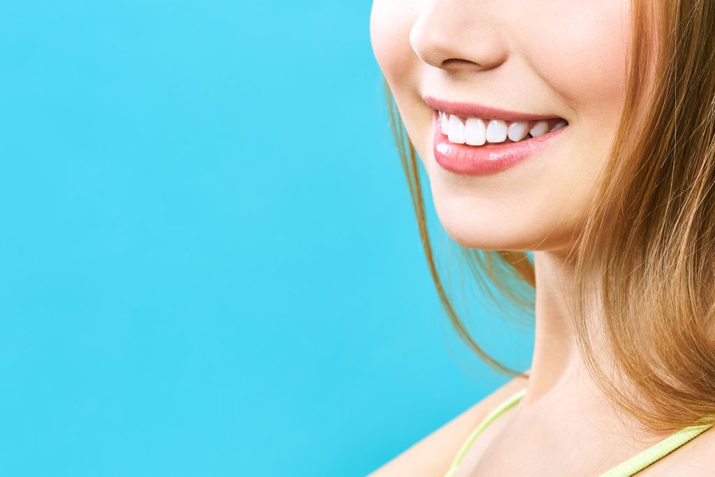 Χρωστικές αλλοιώσεις στα δόντια: Ποιος ο ρόλος του καπνίσματος, των όξινων τροφών και του βρουξισμού