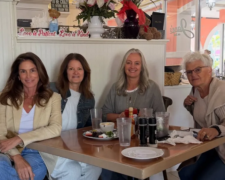 Η Cindy Crawford γιορτάζει τα 60ά γενέθλιά της αμακιγιάριστη με τη μητέρα και τις αδερφές της – Ποια είναι τα μυστικά της ομορφιάς της