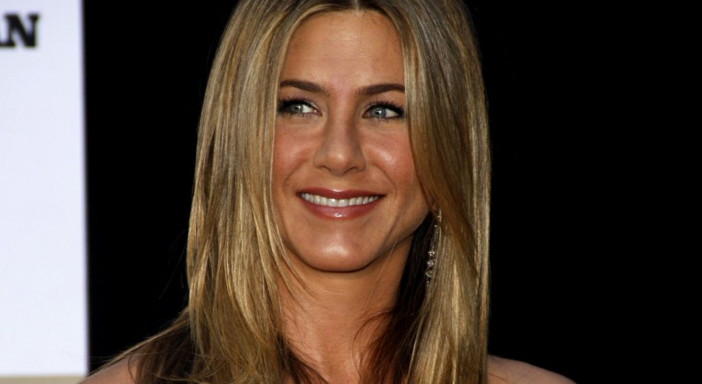Η Jennifer Aniston στα 57 της εφαρμόζει νέους κανόνες στη διατροφή και την άσκηση: «Επιτρέπω στον εαυτό μου και πίτσα»