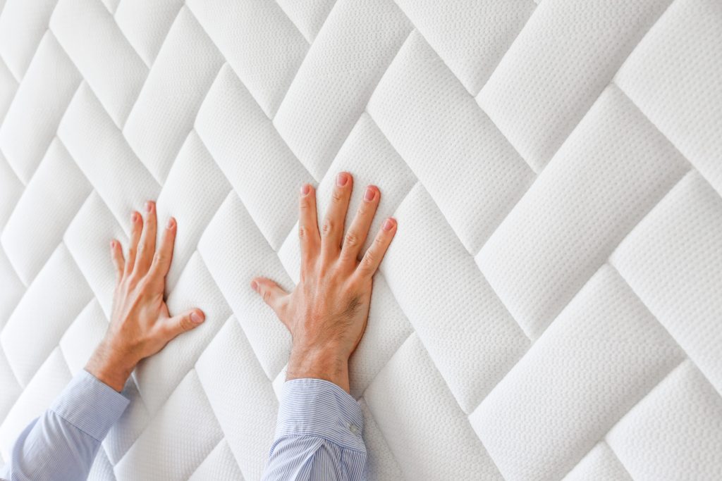 Πώς να καθαρίσετε σωστά το στρώμα και το υπνοδωμάτιο σας – 6 εύκολα βήματα