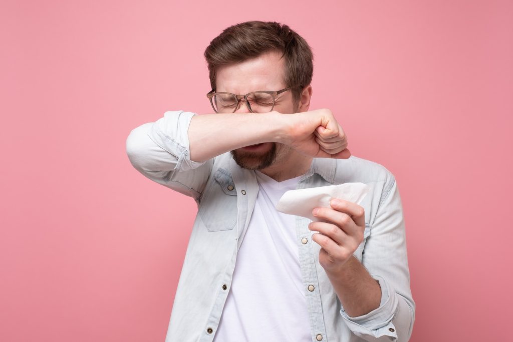 Πρέπει να κρατάμε το φτέρνισμα; Τι σημαίνει για την υγεία μας