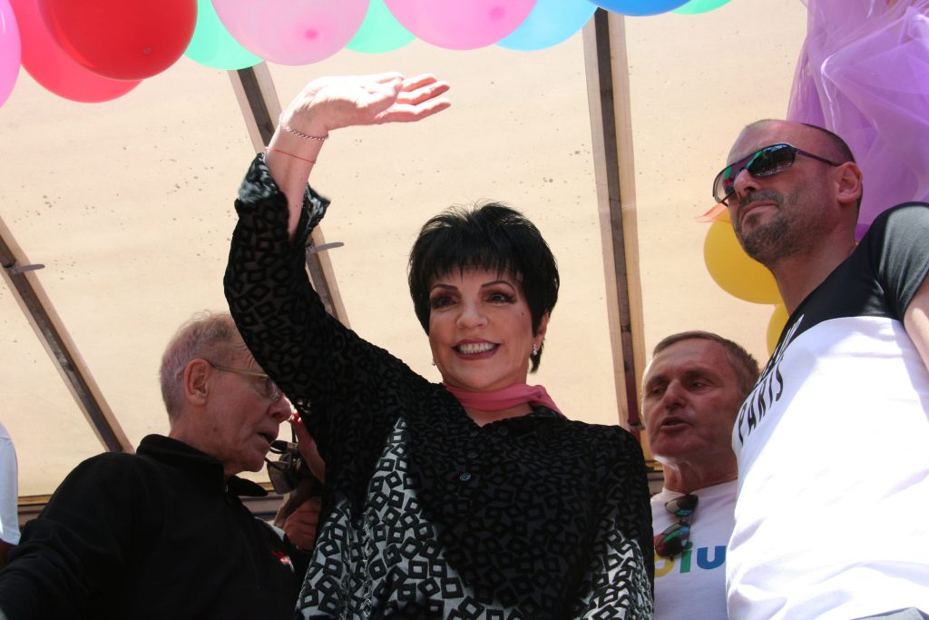 Η Liza Minnelli σπάει τη σιωπή της για το «σκοτάδι» των ουσιών και την κληρονομιά της Judy Garland – «Μην τα παρατάτε»