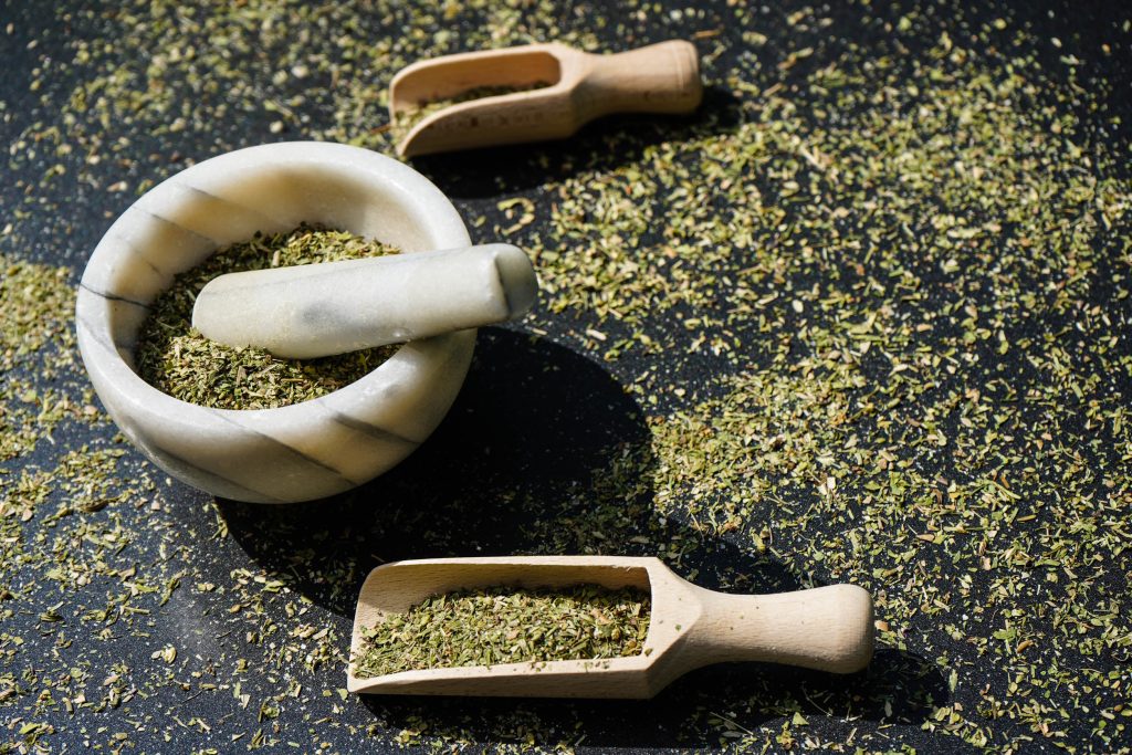 Το βότανο του Αμάρακου που μπορεί να ανακουφίσει από το άγχος και να αντιμετωπίσει τα συμπτώματα του συνδρόμου πολυκυστικών ωοθηκών