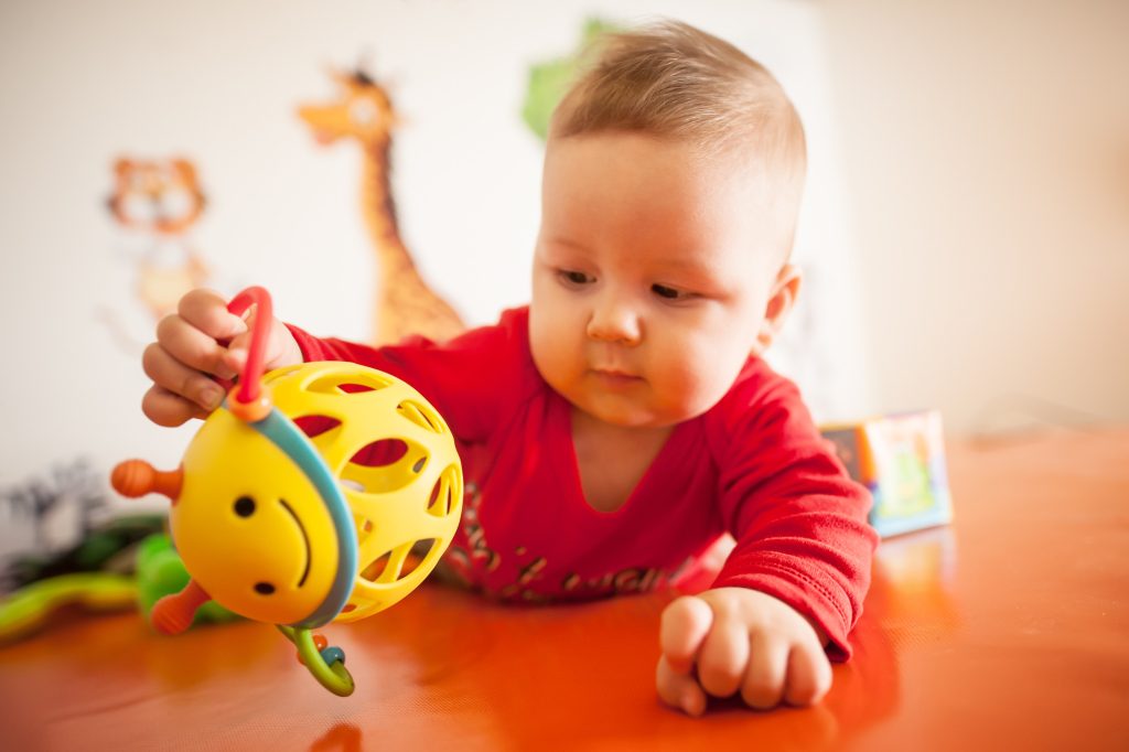 Ξεχάστε τις κούκλες και τα φορτηγάκια: Με ποια παιχνίδια πρέπει να παίζουν τα παιδιά για να αναπτυχθεί ο εγκέφαλός τους