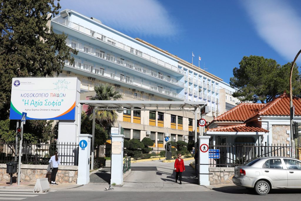 Θετική εξέλιξη για τα παιδιά με γρίπη και RSV στις ΜΕΘ – Αγωνία για το κοριτσάκι από το συντριβάνι