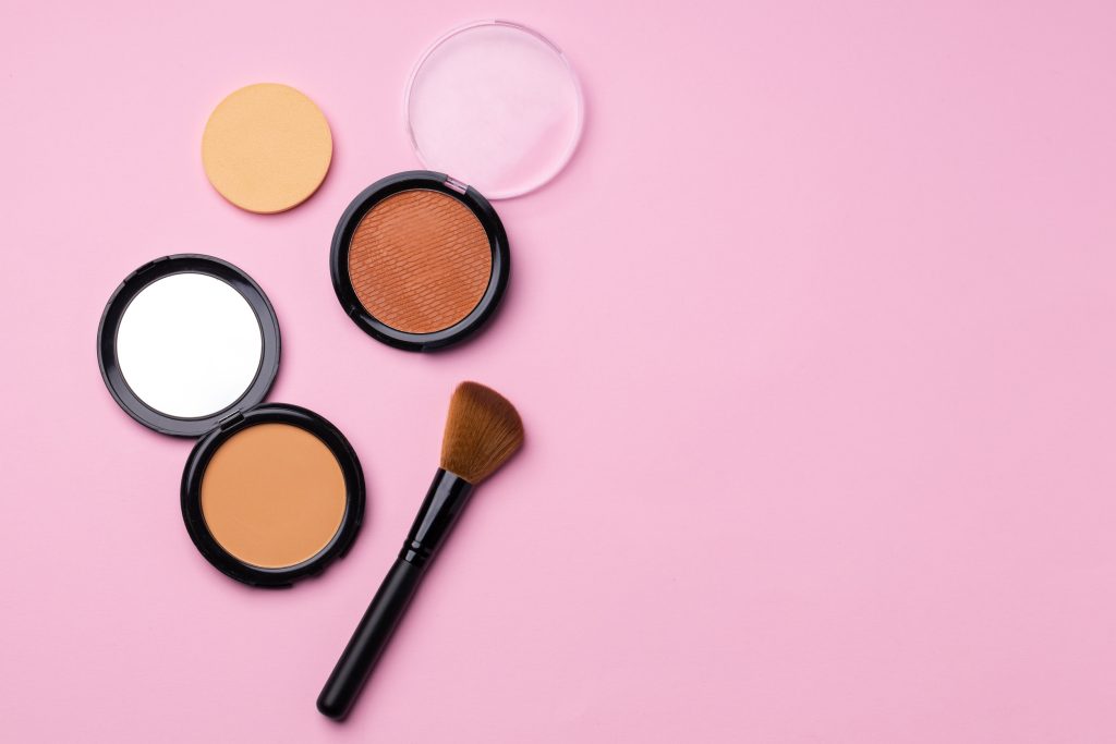 Μην πετάτε το makeup – Το κόλπο που θα επαναφέρει την υφή του μέσα σε ένα βράδυ