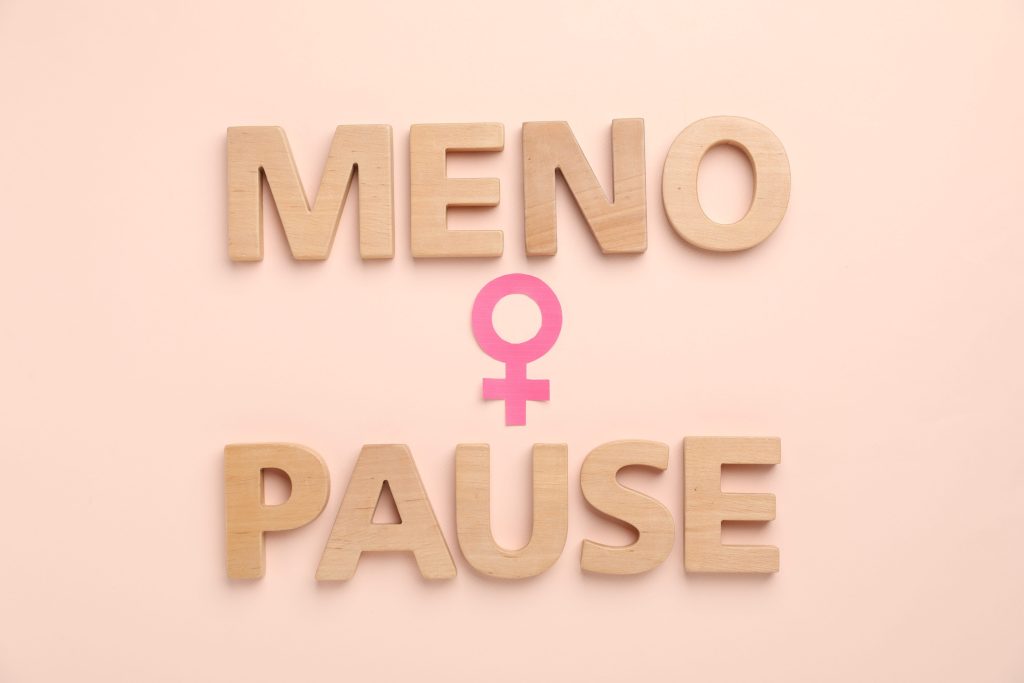 Σπάμε τα ταμπού της εμμηνόπαυσης – Κοιτάμε κατάματα τον καθρέφτη και αγαπάμε τη νέα φάση της ζωής μας!