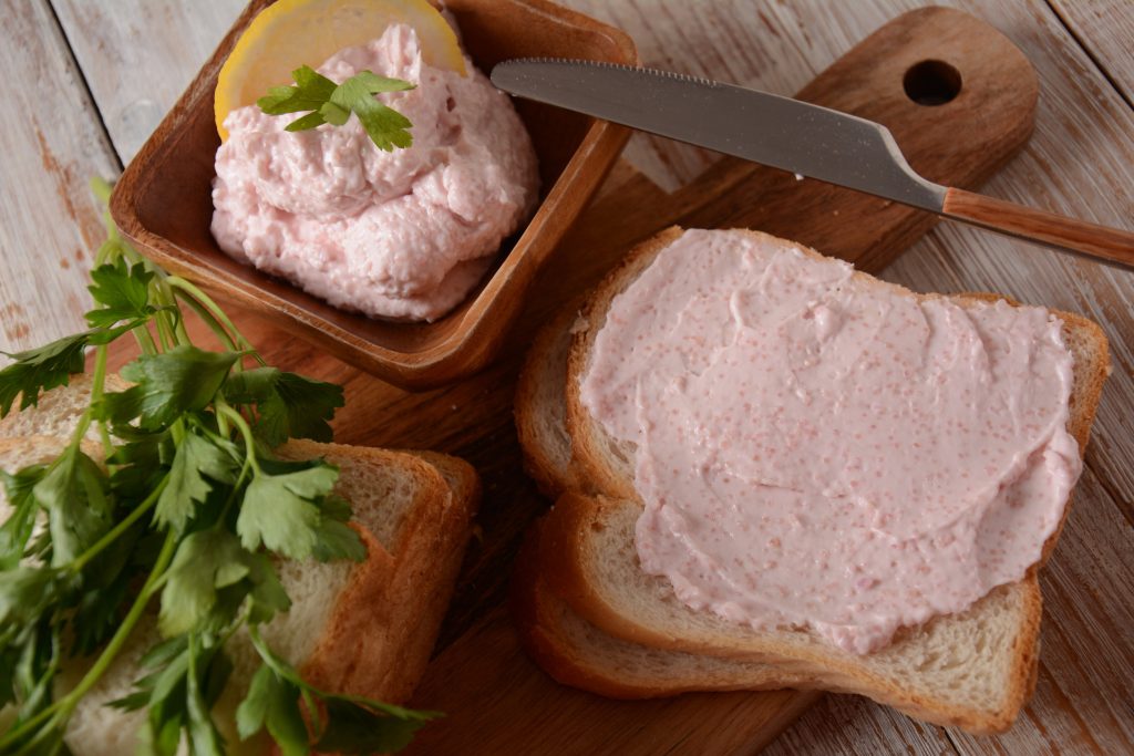 Λευκός ή κόκκινος ταραμάς με ψωμί ή πατάτα; Πώς να φτιάξετε μια πεντανόστιμη ταραμοσαλάτα