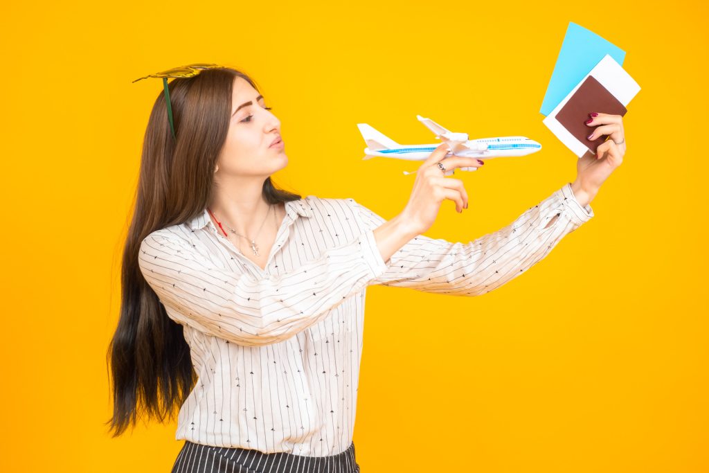 Γιατί δεν πρέπει να φοράμε μαύρες κάλτσες στο αεροπλάνο – Τι προειδοποιεί αεροσυνοδός