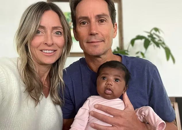 «Δεν ξέρουμε ποιανού το μωρό αποκτήσαμε» – Μαρτυρίες οικογενειών που υπέστησαν λάθη στην εξωσωματική γονιμοποίηση