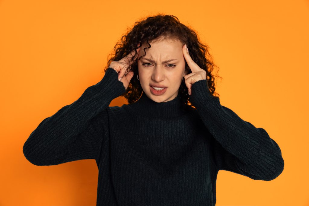 Δεν είναι απλός πονοκέφαλος: Τα 4 στάδια που πρέπει να γνωρίζετε για να «προλάβετε» μια ημικρανία