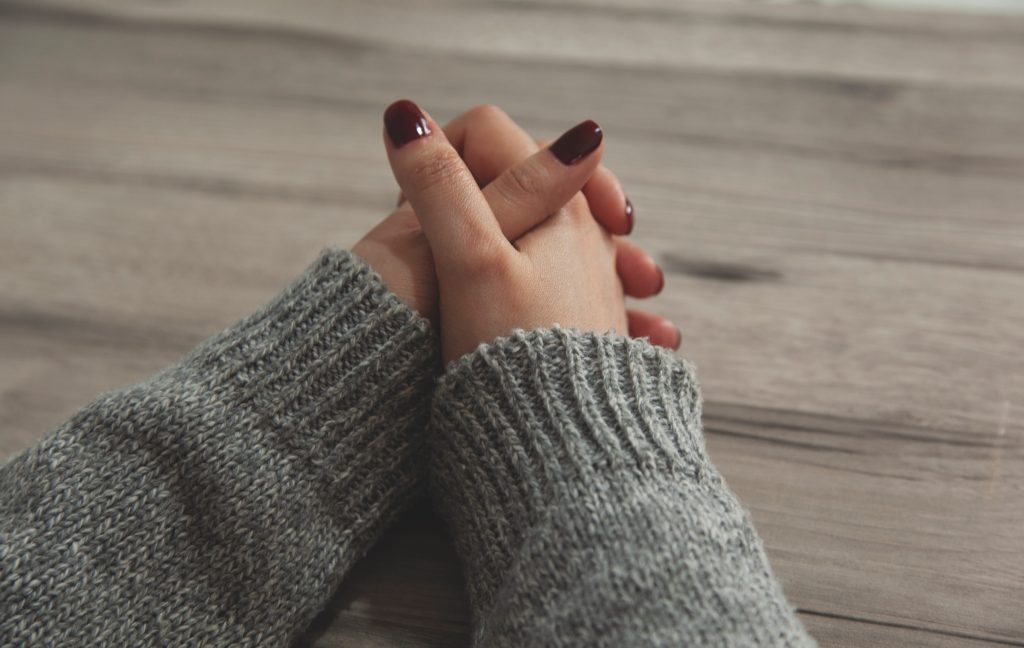 Κρύα χέρια και πόδια: Με ποια ανεπάρκεια μπορεί να συνδέονται – Δεν είναι η έλλειψη σιδήρου