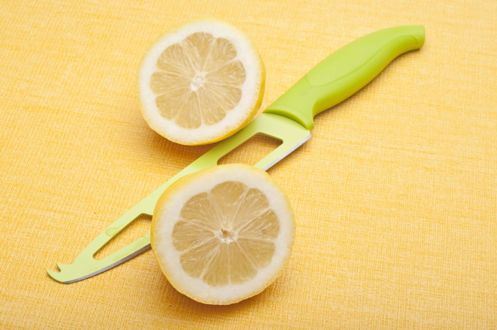 Μην κόβετε τα λεμόνια για να τα στύψετε: Το έξυπνο κόλπο που σας γλιτώνει από τις πιτσιλιές