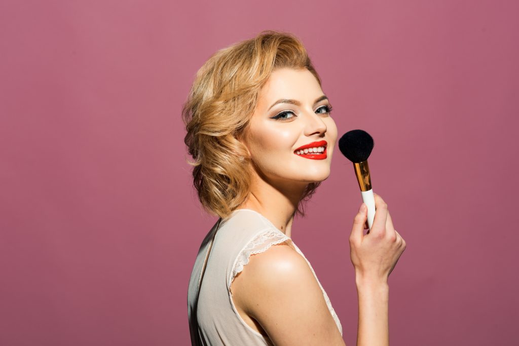 Makeup artists αποκαλύπτουν τα μυστικά των celebrities – Πώς καταφέρνουν να φαίνονται νεότερες