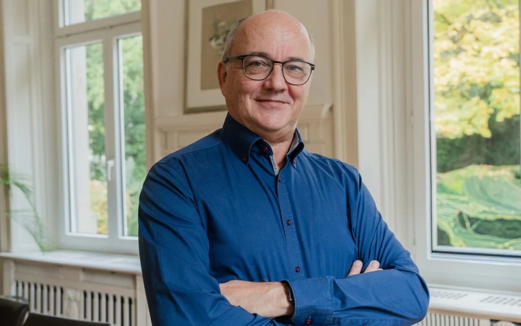 «Είμαι γιατρός μακροζωίας. Να γιατί δεν θα σταματήσω ποτέ το αλκοόλ» – Πώς εξηγεί την ανατρεπτική του δήλωση;