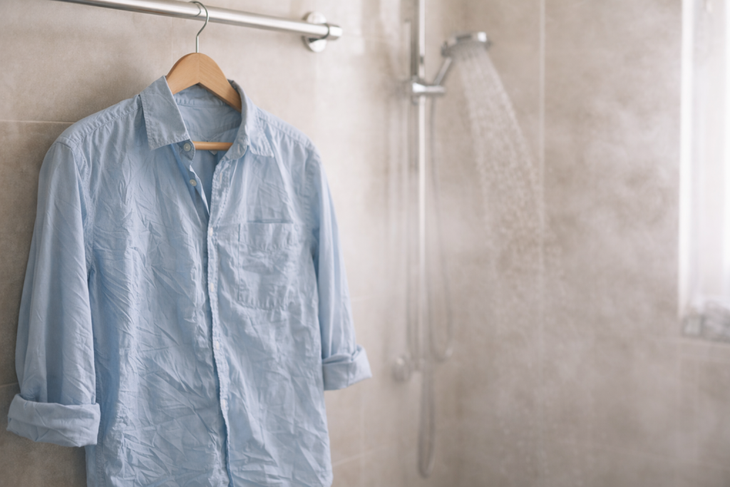 Τσαλακωμένα ρούχα: Το κόλπο με τον ατμό όταν κάνετε μπάνιο που τα σιδερώνει