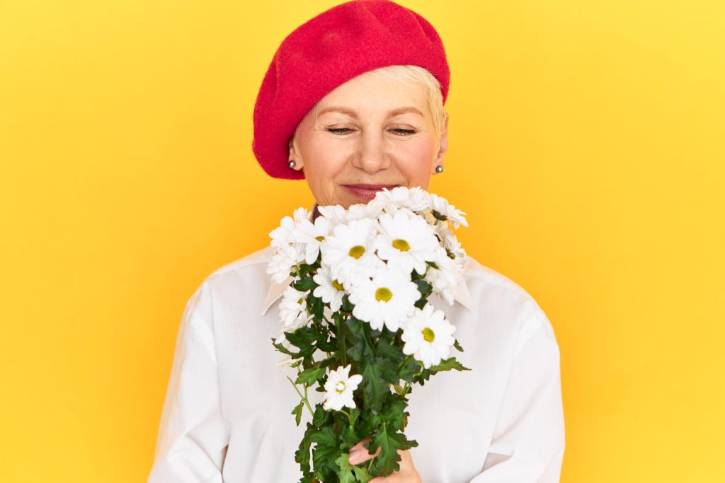 Μυρωδιά ηλικιωμένων: Η επιστήμη εξηγεί γιατί δεν φταίει η υγιεινή – Τι μπορούν να κάνουν;