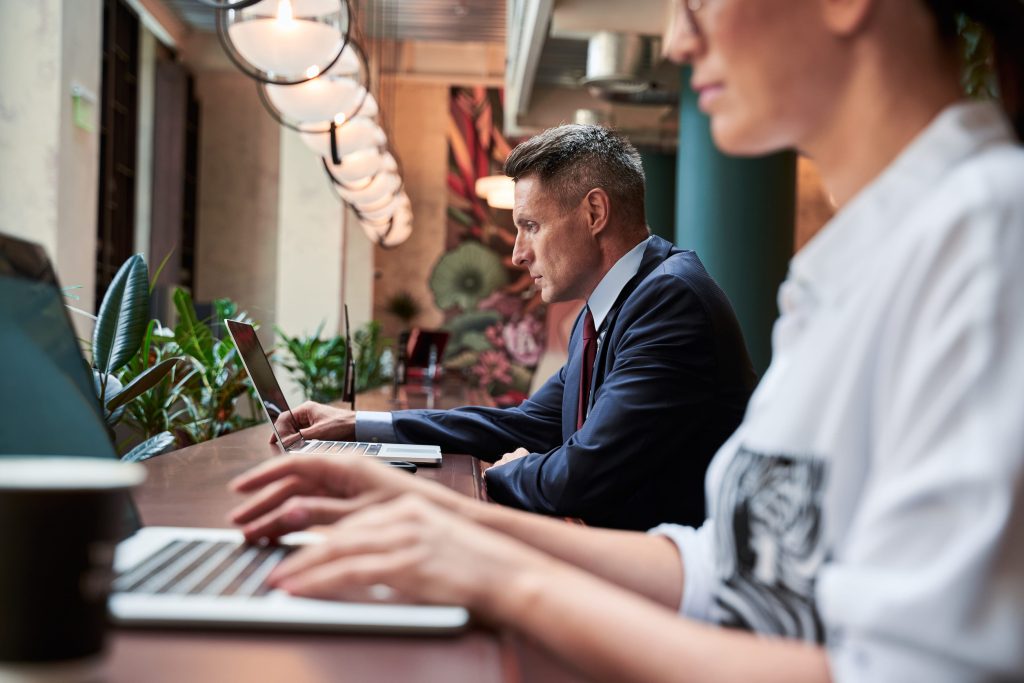 Office eye syndrome: Πώς επηρεάζει τα μάτια η πολύωρη χρήση υπολογιστή