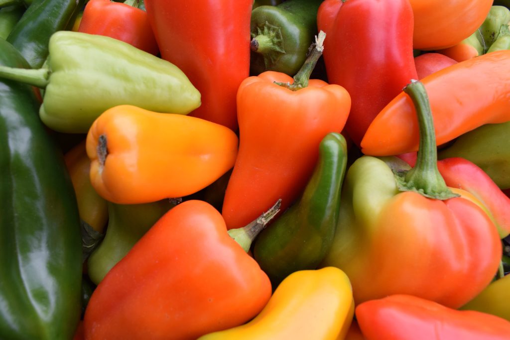 Κόκκινες ή πράσινες πιπεριές; Ποιες συμβουλεύουν οι ειδικοί να επιλέγουμε;