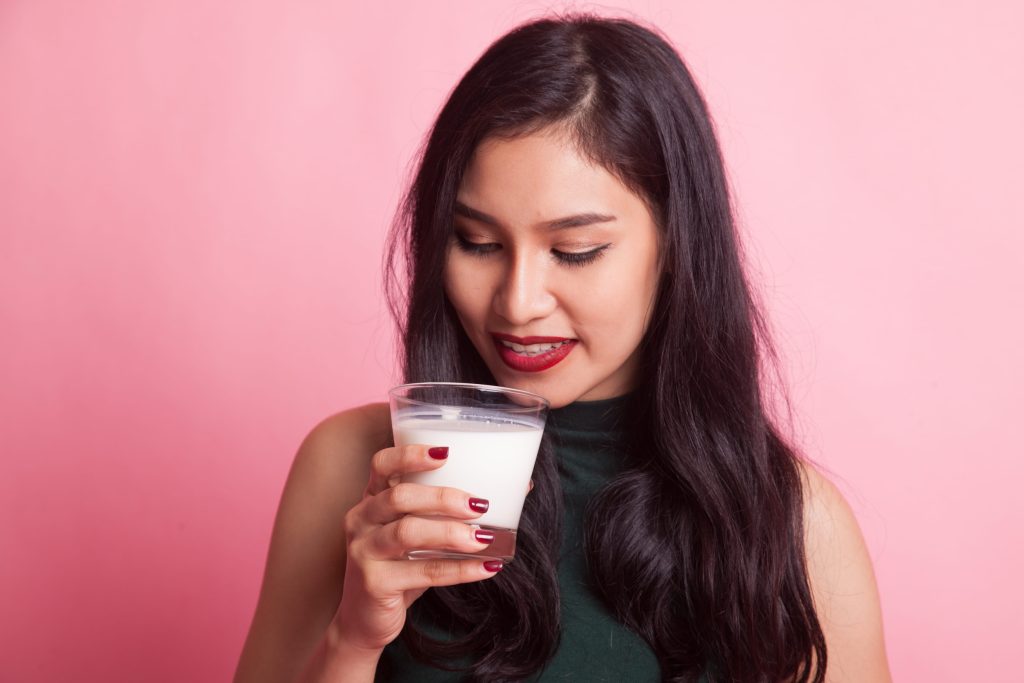 Το γάλα μειώνει τον κίνδυνο για εγκεφαλικό κατά 10%, σύμφωνα με μελέτη – Πόσα ποτήρια να πίνουμε