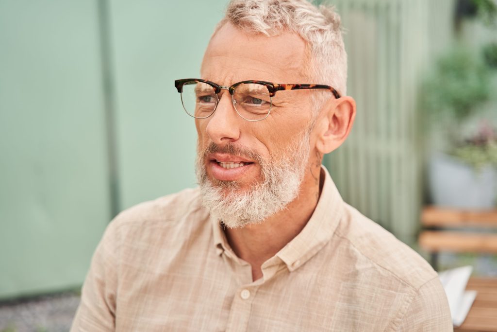 Πρεσβυωπία μετά τα 40: Συμπτώματα, αιτίες και σύγχρονες μέθοδοι αντιμετώπισης