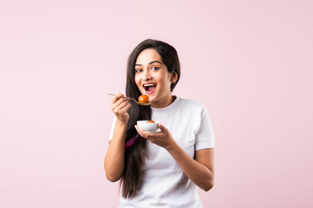 Ξεχάστε τα μπισκότα: Αυτό είναι το ιδανικό σνακ για να μην έχετε λιγούρες το βράδυ – Βοηθά και στο έντερο