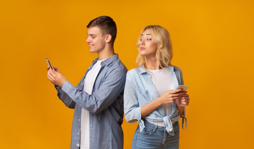 Soft cheating: Πότε το φλερτ και τα κρυφά μηνύματα θεωρούνται απιστία