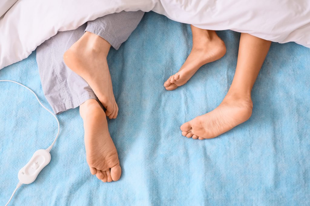 Έχετε σχεδόν ξεχάσει πώς γίνεται; 8 τρόποι να πάρει ξανά «φωτιά» το κρεβάτι, σύμφωνα με ειδικούς