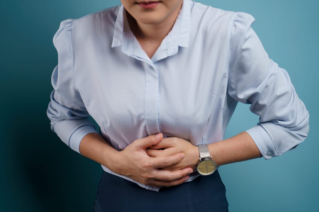 Πόνος στο στομάχι και αϋπνία; Μήπως ο τοξικός προϊστάμενος σας επηρεάζει την υγεία σας – Τα 8 σημάδια