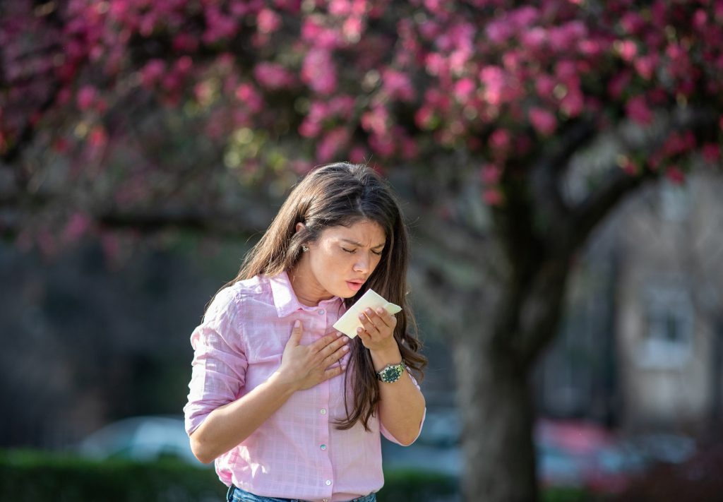 Βήχας την άνοιξη: Ποια τα 3 βασικά αίτια και πώς να προστατευτείτε
