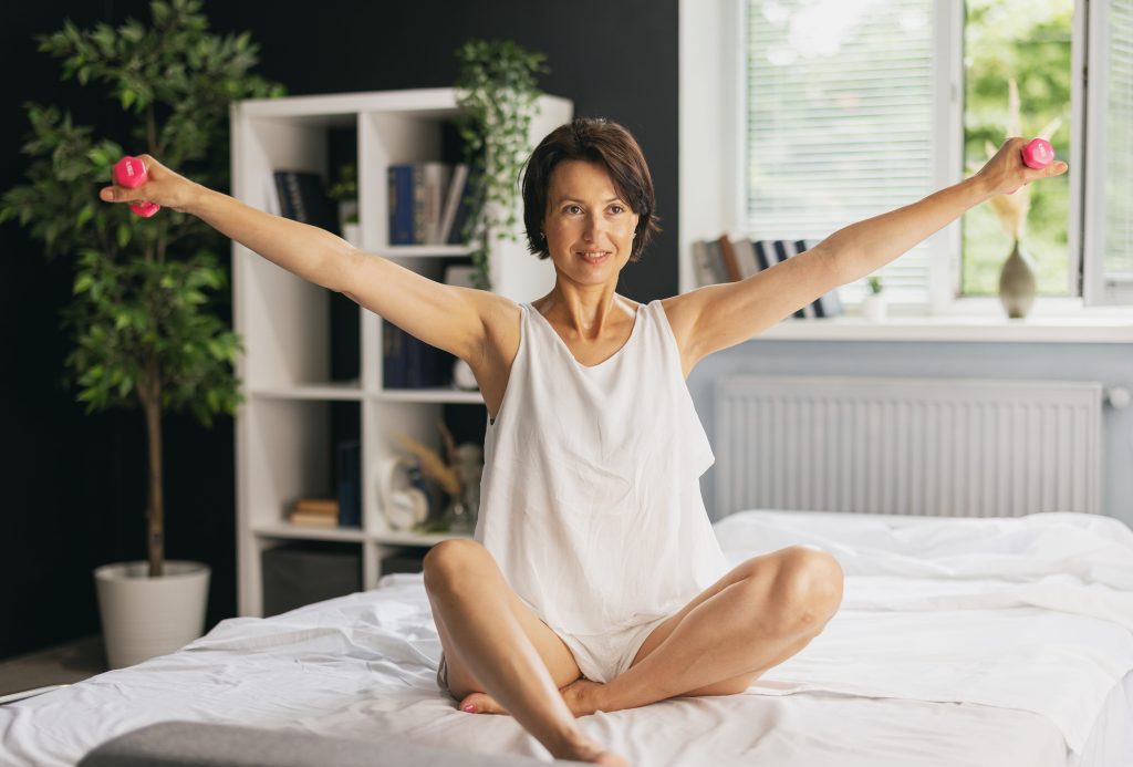 Personal trainer συμβουλεύει: 10 λεπτά στο κρεβάτι αρκούν για επίπεδη κοιλιά μετά τα 50