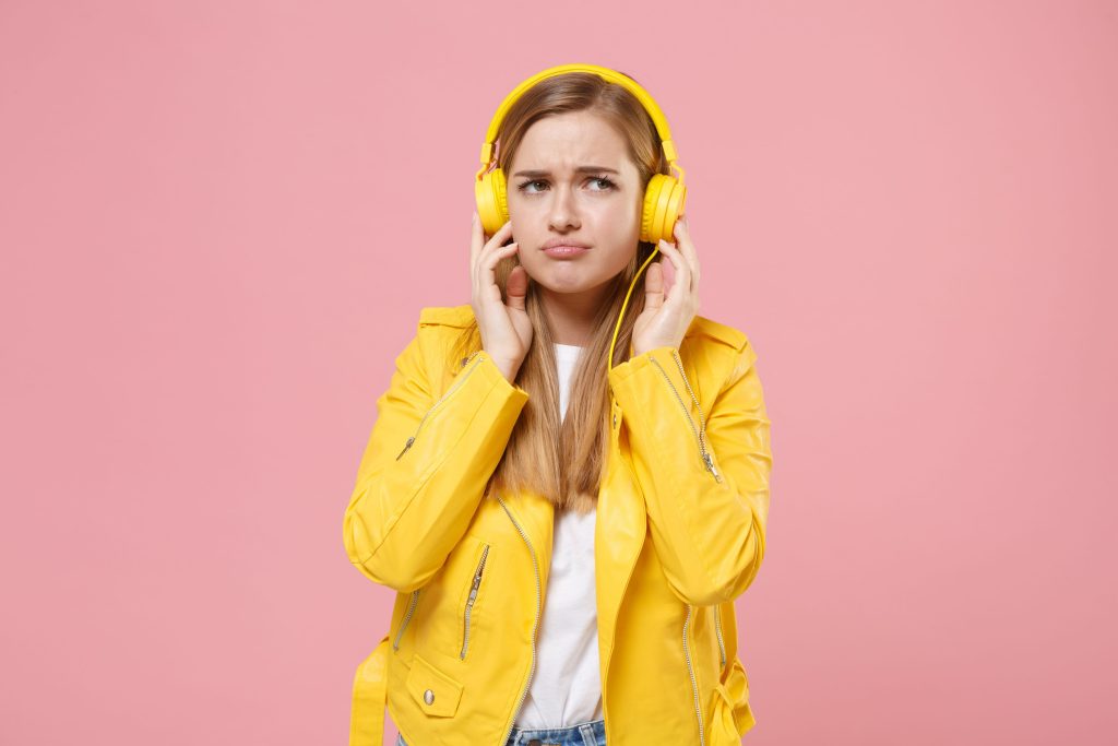 Ακουστικά: Πώς επηρεάζουν την ακοή – Ποια τα πρώτα σημάδια απώλειας