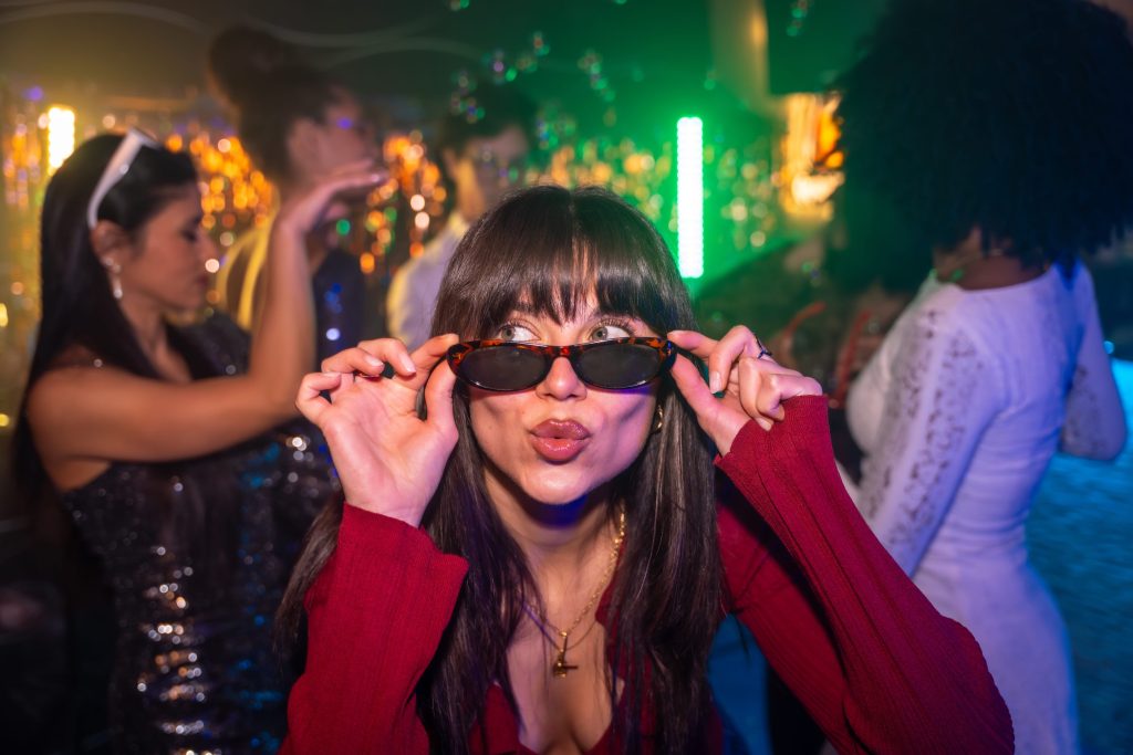 Γιατί οι γυναίκες 40+ πρέπει να πηγαίνουν σε clubs; Μελέτη δείχνει ότι μπουστάρουν σώμα και μυαλό