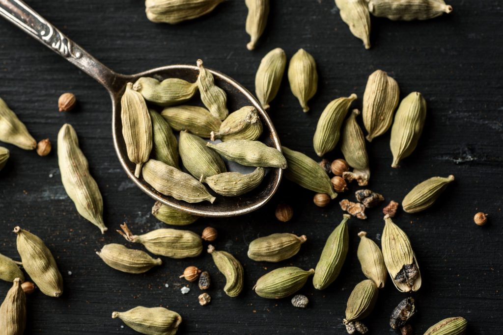 Το μπαχαρικό «μαγικό φίλτρο της αγάπης» που μπορεί να μειώσει τη χοληστερίνη, την πίεση και τη φλεγμονή