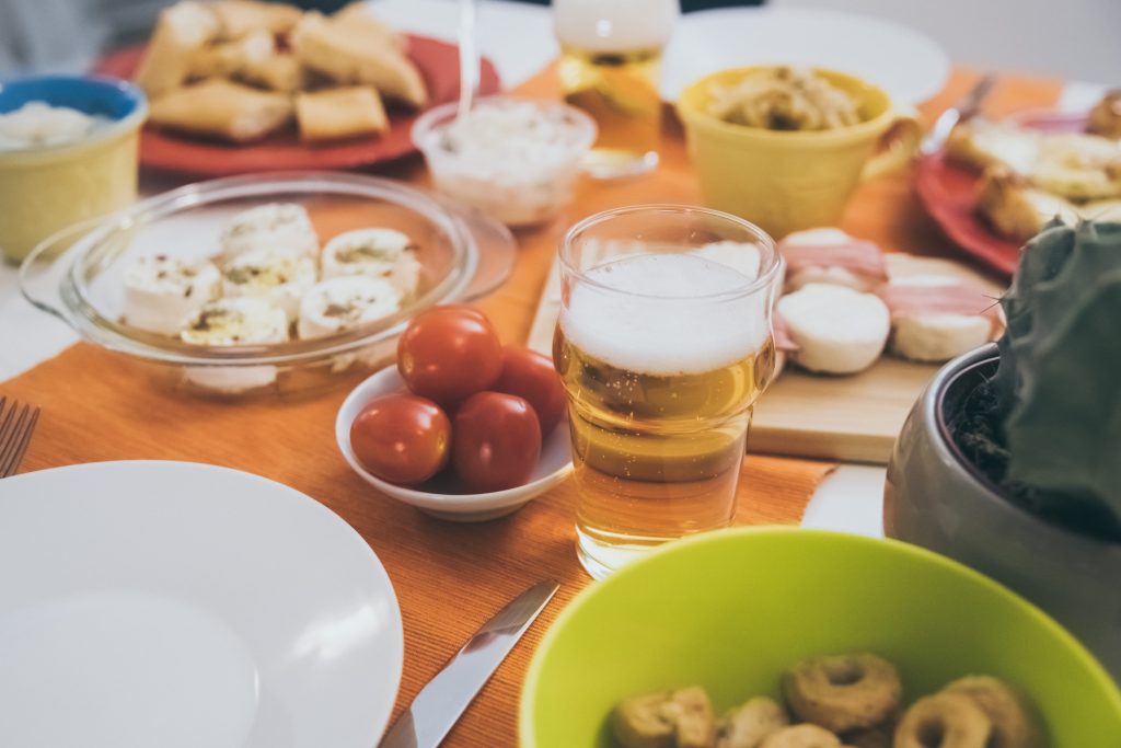 Πασχαλινό τραπέζι με φαγητό, γλυκά και αλκοόλ: Τι να προσέξετε για να μην πάρετε βάρος