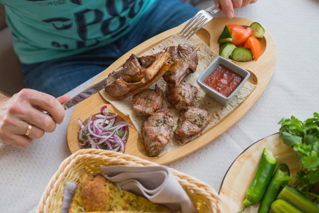 Τι συμβαίνει στο σώμα μας όταν ξεκινάμε να τρώμε κρέας μετά τη νηστεία