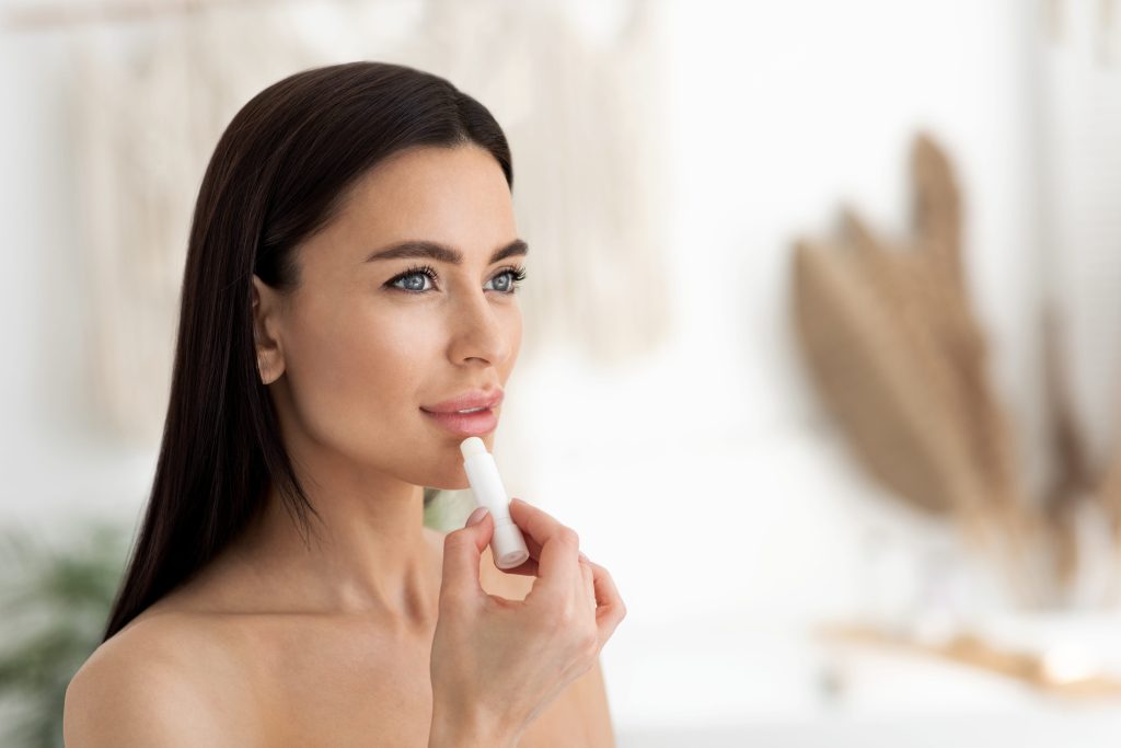 Τι προκαλεί τα ξηρά και αφυδατωμένα χείλη – Πότε μπορεί να είναι σύμπτωμα πάθησης