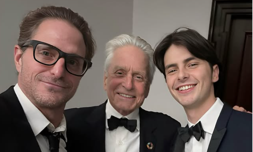 Ο Michael Douglas αποκαλύπτει τα σιωπηρά συμπτώματα πριν τον καρκίνο που προκλήθηκε από τον στοματικό έρωτα: «Ξεκίνησε με έναν ερεθισμό στα ούλα»