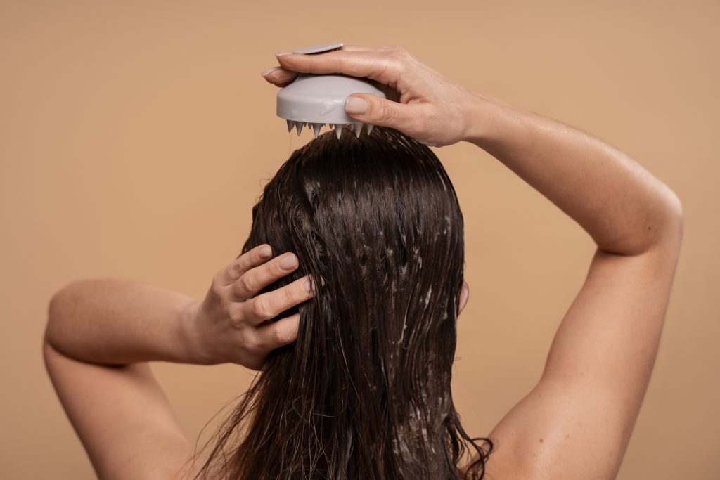 Κάνει καλό να λούζετε τα μαλλιά σας μια φορά την εβδομάδα; Τι απαντούν οι ειδικοί