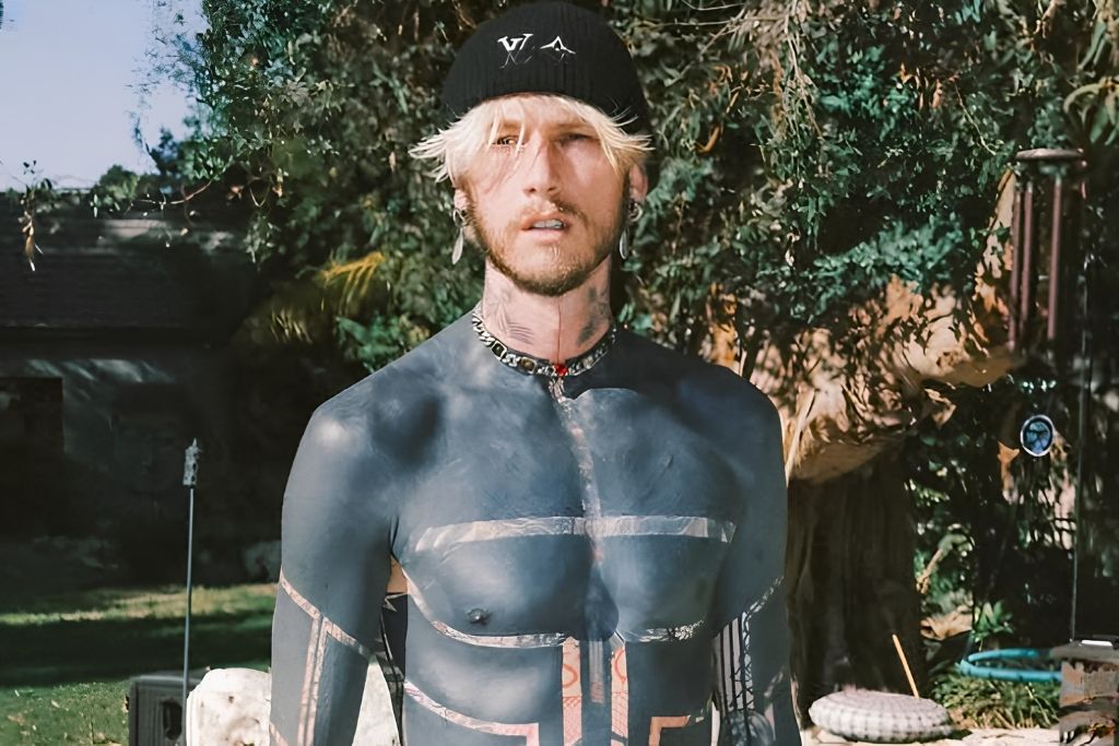 Machine Gun Kelly: Το τεράστιο τατουάζ που άφησε τον γνωστό ράπερ σχεδόν παράλυτο και με κίτρινο δέρμα – Οι προειδοποιήσεις των ειδικών